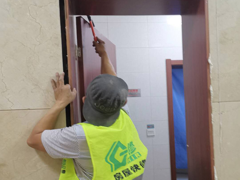 門框安裝維修：1.套裝門的門框和門扇的關(guān)系也許消費(fèi)者一致認(rèn)為只要套裝門門扇好就可以了，但是卻疏忽了套裝門的門框質(zhì)量，所以安裝入室門框必須注意門框和門扇的質(zhì)量。 2.門框一定要吃釘，它的握釘力強(qiáng)，這樣門扇不易脫落。 3.門框的防水性很關(guān)鍵，尤其是衛(wèi)生間的門，實(shí)木套裝門框一旦受潮，它的表面就會發(fā)黑，膨脹，掉皮，開裂，有時還會造成炸劈現(xiàn)象。