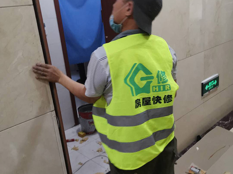 門框安裝維修：1.套裝門的門框和門扇的關(guān)系也許消費(fèi)者一致認(rèn)為只要套裝門門扇好就可以了，但是卻疏忽了套裝門的門框質(zhì)量，所以安裝入室門框必須注意門框和門扇的質(zhì)量。 2.門框一定要吃釘，它的握釘力強(qiáng)，這樣門扇不易脫落。 3.門框的防水性很關(guān)鍵，尤其是衛(wèi)生間的門，實(shí)木套裝門框一旦受潮，它的表面就會發(fā)黑，膨脹，掉皮，開裂，有時還會造成炸劈現(xiàn)象。