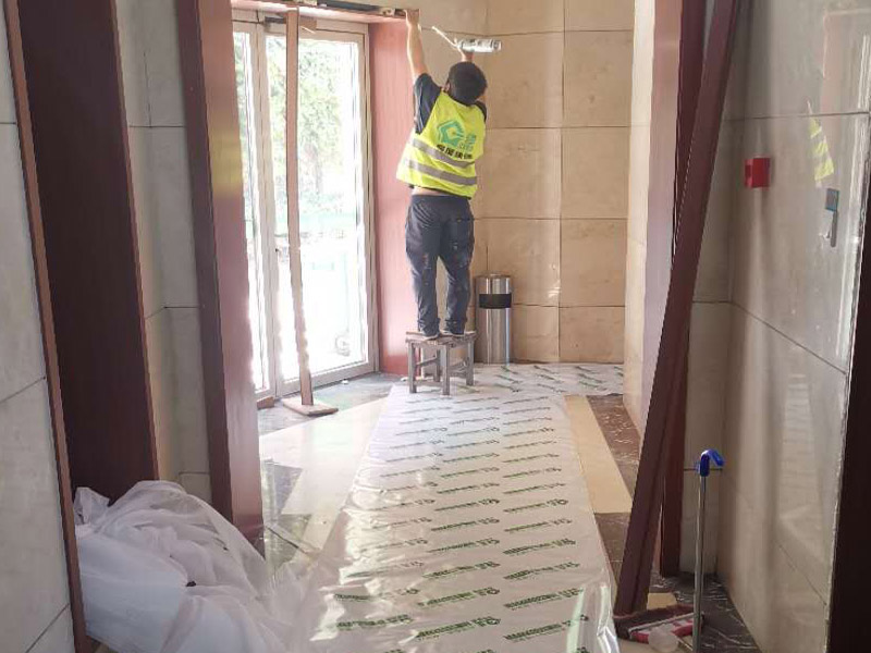 門框安裝維修：1.套裝門的門框和門扇的關(guān)系也許消費(fèi)者一致認(rèn)為只要套裝門門扇好就可以了，但是卻疏忽了套裝門的門框質(zhì)量，所以安裝入室門框必須注意門框和門扇的質(zhì)量。 2.門框一定要吃釘，它的握釘力強(qiáng)，這樣門扇不易脫落。 3.門框的防水性很關(guān)鍵，尤其是衛(wèi)生間的門，實(shí)木套裝門框一旦受潮，它的表面就會發(fā)黑，膨脹，掉皮，開裂，有時還會造成炸劈現(xiàn)象。