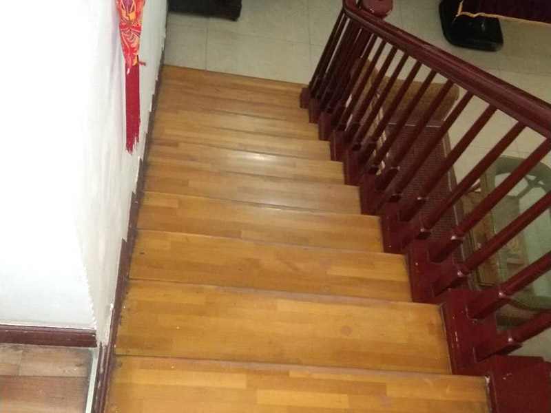 地板打磨翻新：大型地板創(chuàng)新機械經(jīng)屢次打磨除掉地板漆層、表層、木質(zhì)層約0.1毫米，再經(jīng)仔細砂光使地板外表細膩、潤滑到達全新狀況。地板邊角運用小型角磨機進行打磨才干到達全體滑潤作用。 將地板原有的邊縫中的通明膩子除掉，從頭封縫。待底漆干后，刷第一遍面漆，待干。用水砂紙將地板面層磨至略感粗糙，除掉粉屑，刷第二層面漆即可。 打磨完后，必定要刮膩子，可堅持地板的本性并地板外表不被刮花。