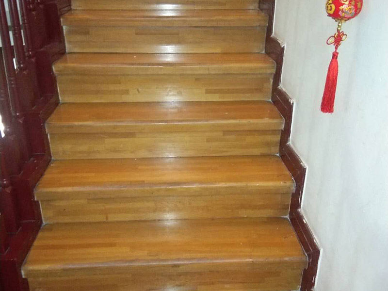 地板打磨翻新：大型地板創(chuàng)新機械經(jīng)屢次打磨除掉地板漆層、表層、木質(zhì)層約0.1毫米，再經(jīng)仔細砂光使地板外表細膩、潤滑到達全新狀況。地板邊角運用小型角磨機進行打磨才干到達全體滑潤作用。 將地板原有的邊縫中的通明膩子除掉，從頭封縫。待底漆干后，刷第一遍面漆，待干。用水砂紙將地板面層磨至略感粗糙，除掉粉屑，刷第二層面漆即可。 打磨完后，必定要刮膩子，可堅持地板的本性并地板外表不被刮花。