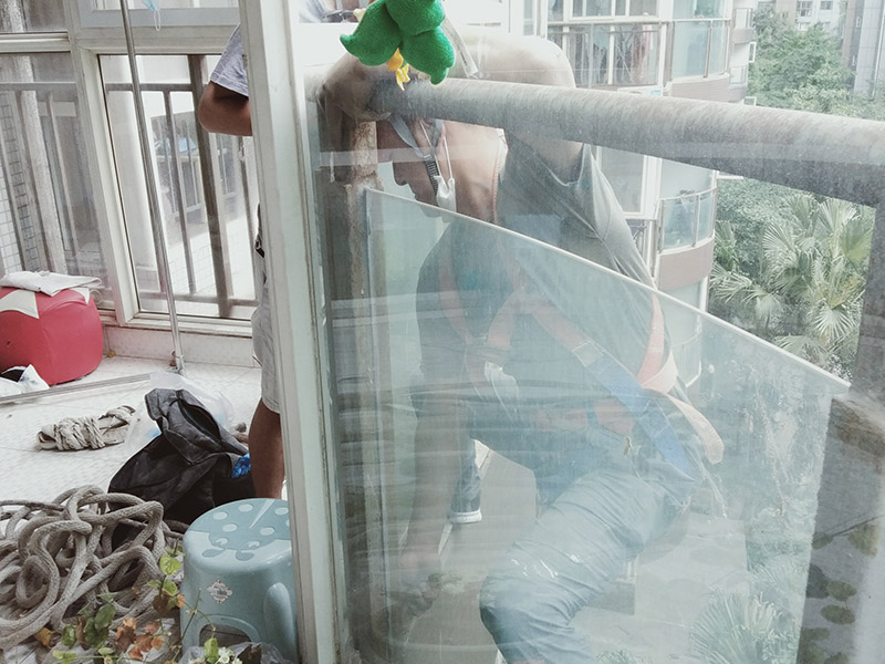 陽臺玻璃更換維修：1.首先我們將要處理的陽臺清理干凈,用水沖洗,自然曬干。 2.處理鋁合金鋼化玻璃框的灰塵,用抹布擦除即可。 3.安裝固定邊條。 4.固定邊條安裝好后,我們將鋁合金鋼化玻璃框擺放至固定邊條上。 5.用十字螺絲刀和自攻螺絲固定玻璃框。