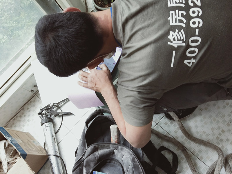 陽臺玻璃更換維修：1.首先我們將要處理的陽臺清理干凈,用水沖洗,自然曬干。 2.處理鋁合金鋼化玻璃框的灰塵,用抹布擦除即可。 3.安裝固定邊條。 4.固定邊條安裝好后,我們將鋁合金鋼化玻璃框擺放至固定邊條上。 5.用十字螺絲刀和自攻螺絲固定玻璃框。