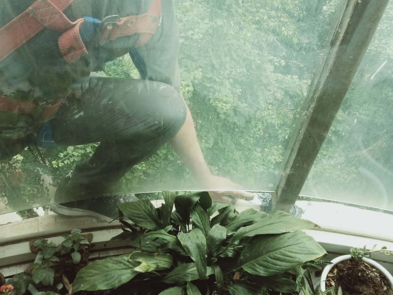 陽臺玻璃更換維修：1.首先我們將要處理的陽臺清理干凈,用水沖洗,自然曬干。 2.處理鋁合金鋼化玻璃框的灰塵,用抹布擦除即可。 3.安裝固定邊條。 4.固定邊條安裝好后,我們將鋁合金鋼化玻璃框擺放至固定邊條上。 5.用十字螺絲刀和自攻螺絲固定玻璃框。