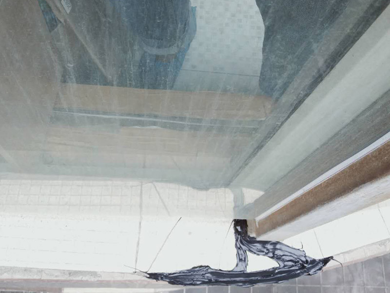 陽臺玻璃更換維修：1.首先我們將要處理的陽臺清理干凈,用水沖洗,自然曬干。 2.處理鋁合金鋼化玻璃框的灰塵,用抹布擦除即可。 3.安裝固定邊條。 4.固定邊條安裝好后,我們將鋁合金鋼化玻璃框擺放至固定邊條上。 5.用十字螺絲刀和自攻螺絲固定玻璃框。