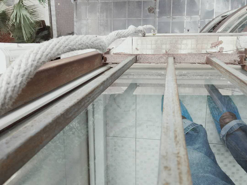 陽臺玻璃更換維修：1.首先我們將要處理的陽臺清理干凈,用水沖洗,自然曬干。 2.處理鋁合金鋼化玻璃框的灰塵,用抹布擦除即可。 3.安裝固定邊條。 4.固定邊條安裝好后,我們將鋁合金鋼化玻璃框擺放至固定邊條上。 5.用十字螺絲刀和自攻螺絲固定玻璃框。