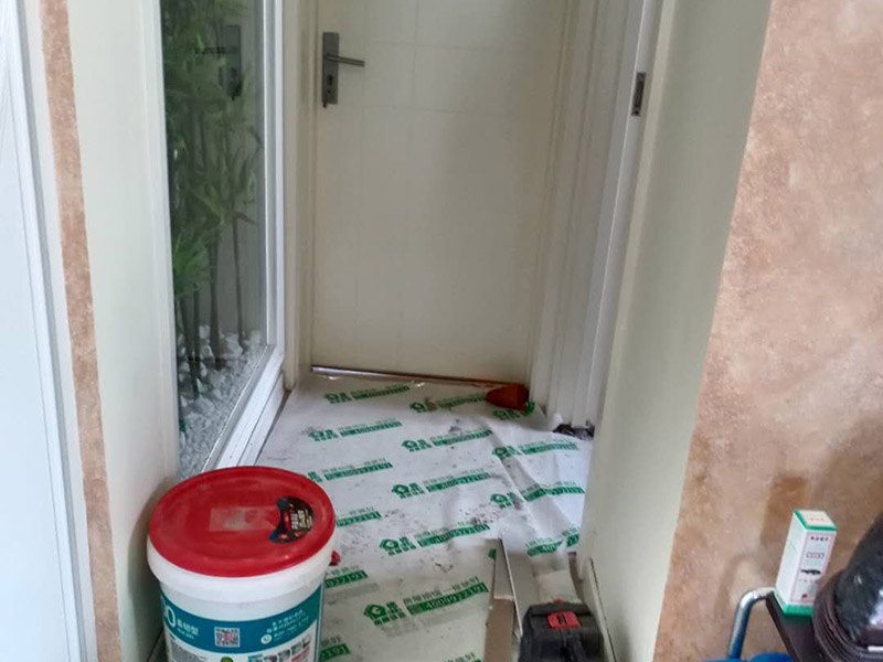 衛(wèi)生間翻新裝修：1、墻面墻面一般脫落比較的嚴(yán)重，在改造的時(shí)候要先將舊墻磚拆除，再用水泥砂漿將墻面找平，這樣做是為了便于后期瓷磚的鋪貼。2、水電線長(zhǎng)時(shí)間的使用后，衛(wèi)生間的水電會(huì)有老化現(xiàn)象。這個(gè)時(shí)候需要重新排布水管電管線路。水管和電線盡量走墻面和頂面。對(duì)于水管來說這樣的安裝方式可以避免水管破裂。3、防水不管事初次裝修還是改造，防水都是很重要的施工。在做防水的時(shí)候建議用剛性防水，既能起到防水作用，又能避免墻磚空鼓。有一點(diǎn)要注意24小時(shí)防水使用不可省。4、貼磚在上述工程做好以后就是貼磚的施工了。衛(wèi)生間的瓷磚選擇防滑性能好，便于清潔的是上策。還有在鋪設(shè)的時(shí)候地漏處要低于整個(gè)地面。