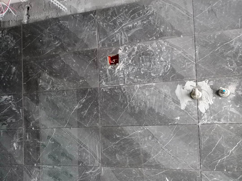 衛(wèi)生間翻新裝修：1、墻面墻面一般脫落比較的嚴(yán)重，在改造的時(shí)候要先將舊墻磚拆除，再用水泥砂漿將墻面找平，這樣做是為了便于后期瓷磚的鋪貼。2、水電線長(zhǎng)時(shí)間的使用后，衛(wèi)生間的水電會(huì)有老化現(xiàn)象。這個(gè)時(shí)候需要重新排布水管電管線路。水管和電線盡量走墻面和頂面。對(duì)于水管來說這樣的安裝方式可以避免水管破裂。3、防水不管事初次裝修還是改造，防水都是很重要的施工。在做防水的時(shí)候建議用剛性防水，既能起到防水作用，又能避免墻磚空鼓。有一點(diǎn)要注意24小時(shí)防水使用不可省。4、貼磚在上述工程做好以后就是貼磚的施工了。衛(wèi)生間的瓷磚選擇防滑性能好，便于清潔的是上策。還有在鋪設(shè)的時(shí)候地漏處要低于整個(gè)地面。