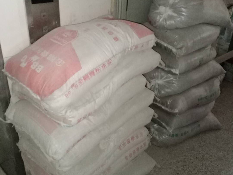 衛(wèi)生間翻新裝修：1、墻面墻面一般脫落比較的嚴(yán)重，在改造的時(shí)候要先將舊墻磚拆除，再用水泥砂漿將墻面找平，這樣做是為了便于后期瓷磚的鋪貼。2、水電線長(zhǎng)時(shí)間的使用后，衛(wèi)生間的水電會(huì)有老化現(xiàn)象。這個(gè)時(shí)候需要重新排布水管電管線路。水管和電線盡量走墻面和頂面。對(duì)于水管來說這樣的安裝方式可以避免水管破裂。3、防水不管事初次裝修還是改造，防水都是很重要的施工。在做防水的時(shí)候建議用剛性防水，既能起到防水作用，又能避免墻磚空鼓。有一點(diǎn)要注意24小時(shí)防水使用不可省。4、貼磚在上述工程做好以后就是貼磚的施工了。衛(wèi)生間的瓷磚選擇防滑性能好，便于清潔的是上策。還有在鋪設(shè)的時(shí)候地漏處要低于整個(gè)地面。