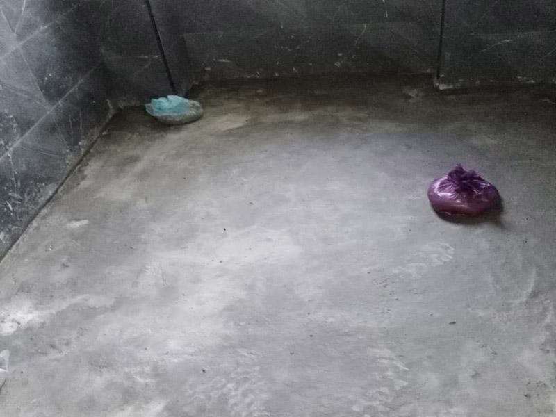 衛(wèi)生間防水測試：1.利用水泥砂漿水泥砂漿或豆石混凝土鋪平坡度。訣竅是：地漏附近坡度大，門口附近坡度小。 2.利用管根密封膏封嚴管線，管線要穿透樓板根部。刷防水涂料時可以貼1-2層玻璃絲布加強防水性。 3.墻壁表面打磨成干凈平光沒有顆?；覊m，墻壁與地面的交接區(qū)域注意原角和坡角的設置。 .聚氨酯防水涂膜由管根和墻角處開始進行涂抹，在常溫下經過4小時放干后，再大面積涂抹和刮刷。注意涂料總厚度大于1. 5毫米，不能有漏刮和鼓泡的不良現象。24小時后立面涂刷下一層，之后再以垂直的方向進行二次涂刷。最后涂膜半固化，拋甩粗砂粒方便與水泥砂漿融合。 5.防水層的設置與具體區(qū)域有關。防水地面的防水層應高出地面200寬，地面防水層應超出衛(wèi)生間門口以外300寬。而又淋浴的衛(wèi)生間墻面防水層則應設置為高出地面1800寬。 6.展開閉水實驗的時候，先完成防水工作再利用包立管方法。之后再局部進行防水。閉水試驗也可為了避免破壞地面防水層而免做。