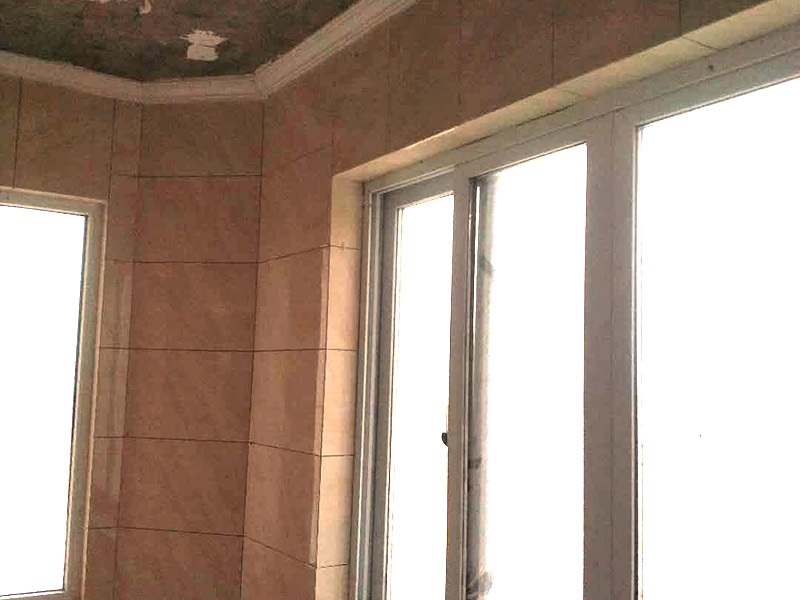 陽臺改造裝修：首先在裝修的時候，自己所需要知道的技巧，要保護好整體的結(jié)構(gòu)化。所以在房子的梁柱結(jié)構(gòu)是不能去進行改造的。第一種的技巧就是去將陽臺直接的重新的粉刷，那么就是使得這樣的老舊的痕跡消除，或者是直接的拆掉，重新安裝別的。裝修陽臺還可以將地面的瓷磚或者地板重新的拆開再去安裝，這樣的做法是能起到一個很好的效果的。