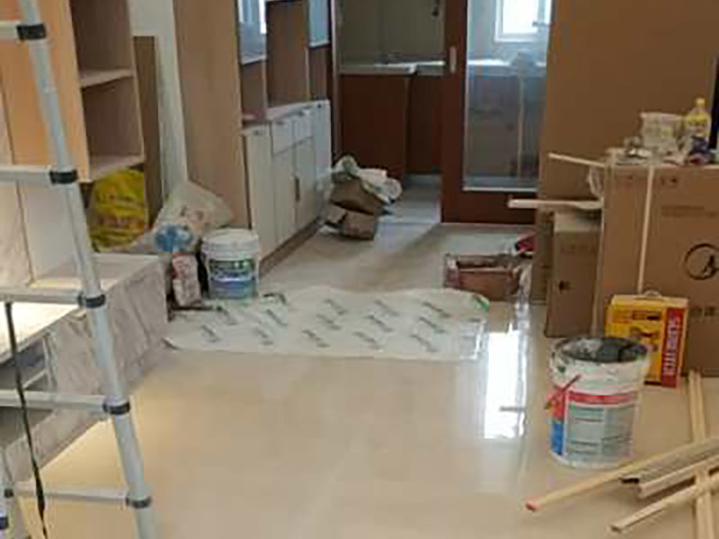 陽臺改造裝修：首先在裝修的時候，自己所需要知道的技巧，要保護好整體的結(jié)構(gòu)化。所以在房子的梁柱結(jié)構(gòu)是不能去進行改造的。第一種的技巧就是去將陽臺直接的重新的粉刷，那么就是使得這樣的老舊的痕跡消除，或者是直接的拆掉，重新安裝別的。裝修陽臺還可以將地面的瓷磚或者地板重新的拆開再去安裝，這樣的做法是能起到一個很好的效果的。