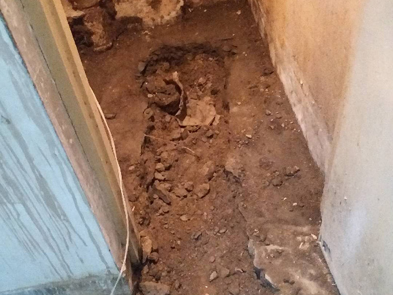 地面開槽建渣處理:1、開槽過程中，不允許出現(xiàn)在承重墻面橫向開槽大于100cm的現(xiàn)象，因為橫向開槽將破壞整樓的承重，使得抗震能力降低而且墻面容易開裂。如果是保溫墻的話，開很長的橫槽有可能會導(dǎo)致開槽上部的保溫層整體脫落。墻面開槽一般都應(yīng)該是豎向垂直開槽。 　　2、預(yù)埋直徑1.6cm的線管墻體開槽的深度不得小于3cm，這樣封槽后刮膩?zhàn)泳筒怀霈F(xiàn)墻面不平整的現(xiàn)象了，也避免時間長了因封槽太淺導(dǎo)致墻漆開裂。 　　3、開槽過程中如遇線管90°彎時，應(yīng)擴(kuò)大開槽的位置，使線管能呈現(xiàn)出兩個45°彎，以便于施工過程中穿線和日后檢修。 　　4、線槽和線槽的距離不能小于100mm，同一條線槽內(nèi)布線管數(shù)不建議超過6根。 　　5、天花吊燈位移位時，樓板頂面的開槽一定要注意鋼筋位置，打槽的深度約10mm，便于穿黃臘管后并綁膠布布線，嚴(yán)禁裸線布設(shè)。