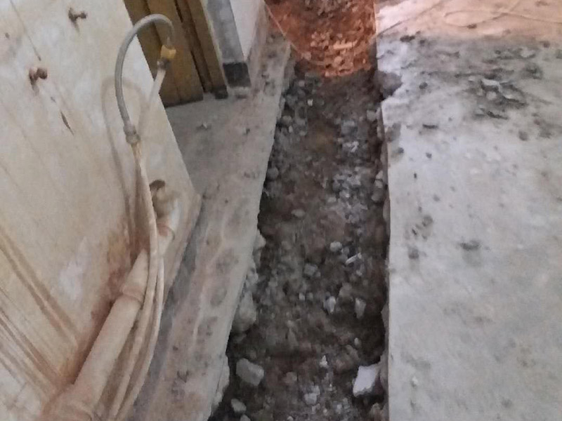地面開槽建渣處理:1、開槽過程中，不允許出現(xiàn)在承重墻面橫向開槽大于100cm的現(xiàn)象，因為橫向開槽將破壞整樓的承重，使得抗震能力降低而且墻面容易開裂。如果是保溫墻的話，開很長的橫槽有可能會導(dǎo)致開槽上部的保溫層整體脫落。墻面開槽一般都應(yīng)該是豎向垂直開槽。 　　2、預(yù)埋直徑1.6cm的線管墻體開槽的深度不得小于3cm，這樣封槽后刮膩?zhàn)泳筒怀霈F(xiàn)墻面不平整的現(xiàn)象了，也避免時間長了因封槽太淺導(dǎo)致墻漆開裂。 　　3、開槽過程中如遇線管90°彎時，應(yīng)擴(kuò)大開槽的位置，使線管能呈現(xiàn)出兩個45°彎，以便于施工過程中穿線和日后檢修。 　　4、線槽和線槽的距離不能小于100mm，同一條線槽內(nèi)布線管數(shù)不建議超過6根。 　　5、天花吊燈位移位時，樓板頂面的開槽一定要注意鋼筋位置，打槽的深度約10mm，便于穿黃臘管后并綁膠布布線，嚴(yán)禁裸線布設(shè)。