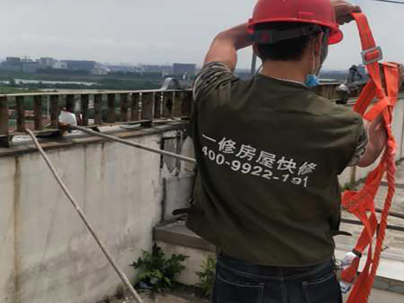 高空外墻防水：(1)窗框與墻體接縫防水密封，先后采用泡沫填縫劑和密封材料進行施工。泡沫填縫劑為單組份聚氨酯發(fā)泡填縫材料。密封材料為單組份密封填充防水密封膠。 (2)外墻預留伸縮縫防水密封，采用單組份密封填充防水密封膠 (3)外墻面洞和較大裂縫防水密封前用噴水槍等工具將待治理的外墻面、伸縮縫、窗框等部位清理干凈，使施工的外墻面及縫、孔、洞部位達到無油、無塵土、無水泥松散顆粒等雜物。   待其干燥后，將孔、洞、縫用防水密封材料嵌填密實，并達到與原顏色一致，再用快速堵漏靈和透明防水膠膜進行精心施工。