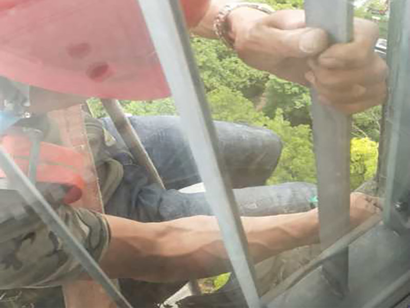 高空外墻防水：(1)窗框與墻體接縫防水密封，先后采用泡沫填縫劑和密封材料進行施工。泡沫填縫劑為單組份聚氨酯發(fā)泡填縫材料。密封材料為單組份密封填充防水密封膠。 (2)外墻預留伸縮縫防水密封，采用單組份密封填充防水密封膠 (3)外墻面洞和較大裂縫防水密封前用噴水槍等工具將待治理的外墻面、伸縮縫、窗框等部位清理干凈，使施工的外墻面及縫、孔、洞部位達到無油、無塵土、無水泥松散顆粒等雜物。   待其干燥后，將孔、洞、縫用防水密封材料嵌填密實，并達到與原顏色一致，再用快速堵漏靈和透明防水膠膜進行精心施工。