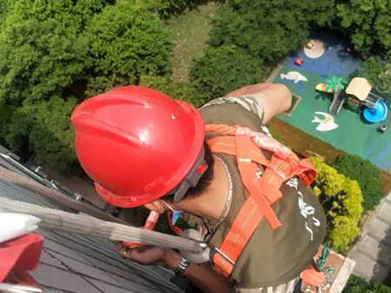高空外墻防水：(1)窗框與墻體接縫防水密封，先后采用泡沫填縫劑和密封材料進行施工。泡沫填縫劑為單組份聚氨酯發(fā)泡填縫材料。密封材料為單組份密封填充防水密封膠。 (2)外墻預留伸縮縫防水密封，采用單組份密封填充防水密封膠 (3)外墻面洞和較大裂縫防水密封前用噴水槍等工具將待治理的外墻面、伸縮縫、窗框等部位清理干凈，使施工的外墻面及縫、孔、洞部位達到無油、無塵土、無水泥松散顆粒等雜物。   待其干燥后，將孔、洞、縫用防水密封材料嵌填密實，并達到與原顏色一致，再用快速堵漏靈和透明防水膠膜進行精心施工。