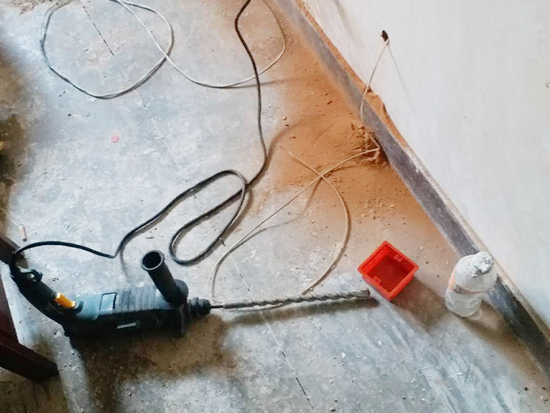 墻面電路開槽：進行各種線路移位改造時，應首先確定線路終端插座的位置，并在墻面標畫出準確的位置和尺寸，然后向就近的同類插座引線，引線的方法是:如果插座在墻的上部，在墻面垂直向上開槽，至墻的頂部安裝裝飾角線的安裝線內(nèi)；如果是在墻的下部，垂直向下開槽，至安裝踢腳板的底部。槽深15毫米左右，將電線導線裝入護線套管，臥入墻面槽內(nèi)，用水泥砂漿抹平，使之固定在墻內(nèi)。如果原插座保留，則重新安裝在原位置上，如果不保留，則應用磚塊填堵后，用水泥砂漿抹平。沿地面的導線，在安裝踢腳板時，臥于踢腳板的底部內(nèi)側(cè)，沿頂角的導線，在安裝裝飾線時，隱蔽在裝飾角線的內(nèi)部。