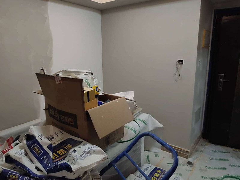 墻面清理翻新：墻面在進(jìn)行刷漆的時(shí)候，把之前粘貼在墻面上的壁紙給拆下，否則壁紙蓋住的地方就會(huì)看不到。用批土刀來修整墻體的表面，有的墻面會(huì)出現(xiàn)污漬、開裂、起泡等現(xiàn)象，都要及時(shí)做處理。底漆一般不用特別來處理的墻面，如果是問題的墻面，那么就要針對(duì)相應(yīng)的墻面問題來選擇專治問題的底漆。墻面涂刷的時(shí)候應(yīng)該先從頂部開始再往下刷，否則會(huì)造成油漆滴落弄花已完成的墻面。