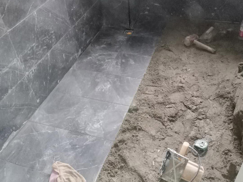 衛(wèi)生間拆除貼磚：用鑿子鑿慢慢鑿，清理起來還是比較快的。將其擊碎輕輕敲擊各面磚，找到一塊背空的，再從其側(cè)面可將各塊瓷磚一一撬下（用扁鏟或扁口的其它硬質(zhì)金屬工具）即可專業(yè)一般都使用電錘，快捷并且拆除的比較干凈。專業(yè)人士用電鏟快，請專業(yè)技術(shù)人員用電鎬清理就比較容易了，記住一定要平頭的。用電錘最快。 首先進(jìn)行地面清掃，不打掃干凈會翹邊、空鼓的;放水平線然后分塊;地面要濕潤進(jìn)行灑水;采用兩種砂漿，打砂漿的基層，一般要進(jìn)行干鋪;地磚是不是出現(xiàn)了空鼓是很重要的;還要在磚底涂抹上漿;鋪貼的時候要用橡皮錘敲擊，做拉縫、表面清理，對瓷磚進(jìn)行勾縫處理即可。最重要的是保護(hù)好成品，以防造成污染和損傷。