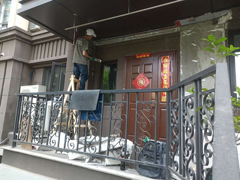 入戶門基層拆除清理：舊墻面基層處理相對新墻面來說較復(fù)雜。先將舊墻上的裝飾物拆除，然后將舊墻上的粉塵、油污等洗刷干凈。對于舊墻面上開裂脫落的部位，可用水泥砂漿將其進(jìn)行修補(bǔ)，在進(jìn)行墻體表面的拉毛壓平處理。 若墻體的表面有空鼓、裂縫等缺陷，則要將墻體表面的空鼓鏟除掉，并用膩子或水泥砂漿將墻體表面的裂縫、不平整之處修補(bǔ)平整則可用鏟刀或刮刀將其表面的浮砂或灰砂鏟掉，也可以用鋼絲刷或硬毛竹掃帚將其表面上的浮砂及灰砂清理干凈。