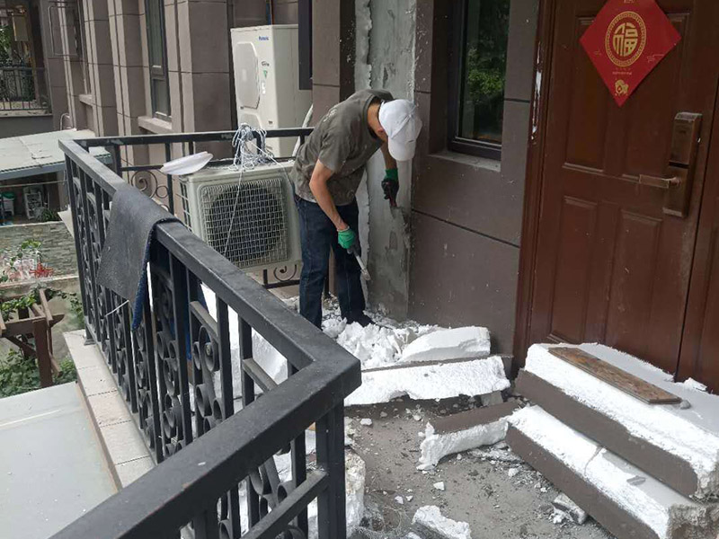 入戶門基層拆除清理：舊墻面基層處理相對新墻面來說較復(fù)雜。先將舊墻上的裝飾物拆除，然后將舊墻上的粉塵、油污等洗刷干凈。對于舊墻面上開裂脫落的部位，可用水泥砂漿將其進(jìn)行修補(bǔ)，在進(jìn)行墻體表面的拉毛壓平處理。 若墻體的表面有空鼓、裂縫等缺陷，則要將墻體表面的空鼓鏟除掉，并用膩子或水泥砂漿將墻體表面的裂縫、不平整之處修補(bǔ)平整則可用鏟刀或刮刀將其表面的浮砂或灰砂鏟掉，也可以用鋼絲刷或硬毛竹掃帚將其表面上的浮砂及灰砂清理干凈。