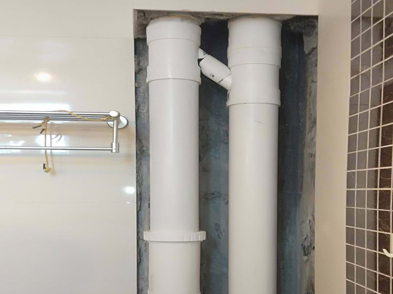 衛(wèi)生間管道維修：在沒有加壓條件下的簡單測試方法，但不完全可行。 關(guān)閉水管總閥。(即水表前面的水管開關(guān)) 打開房間里面的水龍頭20分鐘，確保沒水再滴后關(guān)閉所有的水龍頭。 關(guān)閉馬桶水箱和洗衣機(jī)等具有蓄水功能的設(shè)備進(jìn)水開關(guān)。 打開水管總閥。 打開總閥后20分鐘查看水表是否走動，包括緩慢的走動。如果有走動，即為漏水了。如果沒有走動，可能沒事。(如果水表有問題或水管微滲，有可能難以確定。)所以建議施工完一定要進(jìn)行水壓測試實(shí)驗(yàn)，一般打壓8公斤，時(shí)間20-30分鐘。