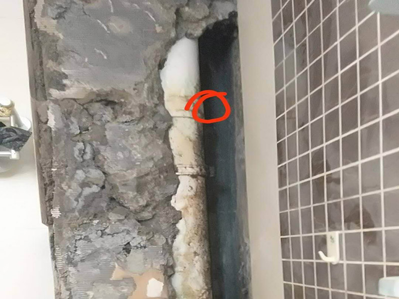 衛(wèi)生間管道維修：在沒有加壓條件下的簡單測試方法，但不完全可行。 關(guān)閉水管總閥。(即水表前面的水管開關(guān)) 打開房間里面的水龍頭20分鐘，確保沒水再滴后關(guān)閉所有的水龍頭。 關(guān)閉馬桶水箱和洗衣機(jī)等具有蓄水功能的設(shè)備進(jìn)水開關(guān)。 打開水管總閥。 打開總閥后20分鐘查看水表是否走動，包括緩慢的走動。如果有走動，即為漏水了。如果沒有走動，可能沒事。(如果水表有問題或水管微滲，有可能難以確定。)所以建議施工完一定要進(jìn)行水壓測試實(shí)驗(yàn)，一般打壓8公斤，時(shí)間20-30分鐘。