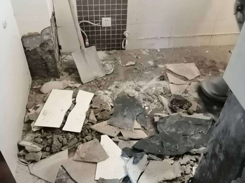 衛(wèi)生間管道維修：在沒有加壓條件下的簡單測試方法，但不完全可行。 關(guān)閉水管總閥。(即水表前面的水管開關(guān)) 打開房間里面的水龍頭20分鐘，確保沒水再滴后關(guān)閉所有的水龍頭。 關(guān)閉馬桶水箱和洗衣機(jī)等具有蓄水功能的設(shè)備進(jìn)水開關(guān)。 打開水管總閥。 打開總閥后20分鐘查看水表是否走動，包括緩慢的走動。如果有走動，即為漏水了。如果沒有走動，可能沒事。(如果水表有問題或水管微滲，有可能難以確定。)所以建議施工完一定要進(jìn)行水壓測試實(shí)驗(yàn)，一般打壓8公斤，時(shí)間20-30分鐘。