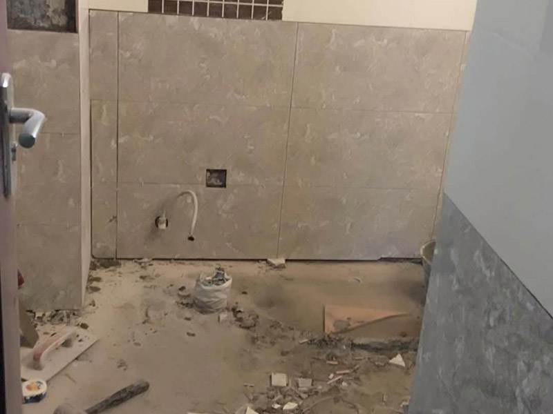 衛(wèi)生間貼磚施工：施工工藝流程; 基層處理--抹底子灰--彈線排磚--侵磚--鑲貼--擦縫--交工驗(yàn)收 用一比三的水泥砂漿打底,打底厚度5~~7mm，待底子灰干六七成干時(shí)候，按圖紙要求，進(jìn)行彈線，排磚。立好皮數(shù)桿，排磚形式有主要兩種直縫和錯(cuò)縫。當(dāng)?shù)孛嬗蟹核臅r(shí)候，注意安排好泛水。侵泡瓷磚，時(shí)間不少于兩個(gè)小時(shí)，陰干通常是3~~5小時(shí)。瓷磚在鑲貼時(shí)候，瓷磚下口坐在八字尺或直尺上。鋪貼的方式有離縫和無(wú)縫。鑲貼瓷磚從陽(yáng)角開(kāi)始，自下向上貼，瓷磚背面刀灰，貼上用力壓，用鏟刀木柄輕輕敲打，鋪貼時(shí)候砂漿飽滿，缺灰重貼，不得塞灰，貼6~~8塊，用靠尺校正。水管處先鋪周?chē)麎K磚，后鋪異型磚。最后擦縫。