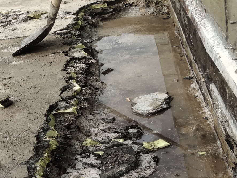 墻壁滲水維修：清理裂縫上及周邊的灰塵等垃圾（可用清潔球等清理），發(fā)現(xiàn)裂縫周邊有松動(dòng)的應(yīng)鑿除，并用水徹底沖刷干凈。 用普通水泥（不用加黃砂，為配合外墻面原有真石漆顏色，可在水泥中適量加入黃粉、哈巴粉等顏料，適量進(jìn)行調(diào)配，盡量接近原有真石漆面層顏色），再加上建筑用881等膠水（不用加水），直接進(jìn)行調(diào)配。(膠水用量不大，盡量使用好些，如使用貼石膏線的，價(jià)格誤差不大)，可根據(jù)天氣溫度等情況來調(diào)配水泥漿的稠度，填縫的可適當(dāng)稀些。 施工時(shí)應(yīng)先進(jìn)行填縫施工、縫必須灌實(shí)，在縫填實(shí)后需擴(kuò)大縫一邊寬30mm左右，厚約6mm的同材料面層，形成坡比（塌邊）。 在窗角處的裂縫，可把調(diào)配好的水泥漿做成半徑30-50mm的圓弧形，來增加裂縫處的厚度，同時(shí)有利于排水。 待水泥硬化（干燥后）進(jìn)行防水劑施工，涂刷需2遍，不得有遺漏。