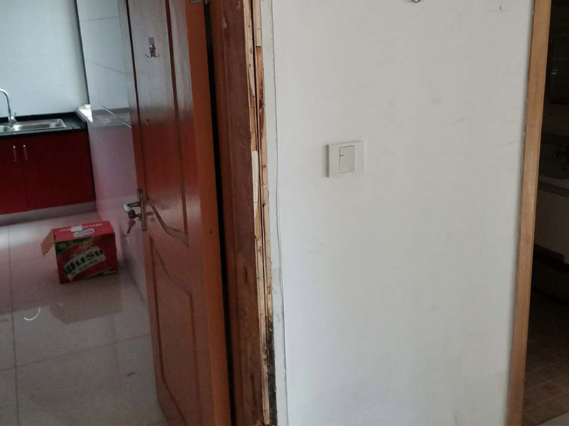 臥室門框維修：1.漆面表面劃傷用bai一只顏色與家具相同的普du通的繪圖用蠟筆，在劃痕zhi上劃一劃，使其與周邊漆面dao高度相同，再薄薄地涂上一層透明的清漆就可以了；2.油漆剝落修復(fù)，清漆家具表面小塊油漆剝落后可取同色廣告顏料涂補，再用清漆涂在表面，即完好如初3.裂縫填補用油灰和顏料拌勻后嵌入堵平，但要注意顏料要和原油灰的顏料、原油漆色彩一致，以防留下疤跡