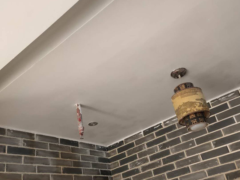 墻面翻新家具成品保護(hù):在墻面翻新前，需要先將舊漆面鏟除干凈，之后在進(jìn)行打磨，將墻面的浮沉雜物都清理干凈。如果墻面有凹凸不平的情況，要先用膩?zhàn)有扪a(bǔ)，如果墻面出現(xiàn)空鼓的現(xiàn)象，也要將整面的墻皮進(jìn)行鏟除，在做后續(xù)的處理?；鶎幼鐾旰螅枰獙⑹┕^(qū)域的家具物件移除，避免在翻新過程中，使家具受到損傷。在刮膩?zhàn)又埃扔贸咦訖z測(cè)一下墻面的平整度。在施工時(shí)，對(duì)不平整的地方進(jìn)行多次涂刮，修補(bǔ)好不平整的區(qū)域。一般膩?zhàn)庸蝺杀榧纯桑看文佔(zhàn)庸瓮旰笠M(jìn)行打磨，可以讓墻面更加光滑。膩?zhàn)痈赏负?，再?duì)墻面進(jìn)行油漆涂刷。底漆要先刷，施工力度要均勻，這樣漆膜厚度也相對(duì)一致，然后開始面漆施工。一定要讓漆面自然干透。