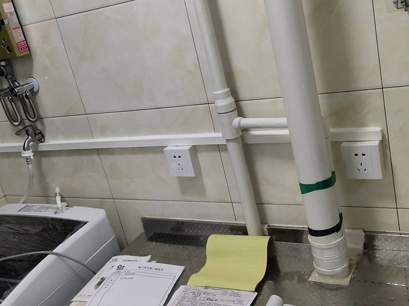 插座開關(guān)明裝布線:首先我們要認(rèn)識(shí)插座的明裝和暗裝，明裝的是安裝底盒在墻體表面暴露出來的，暗裝的是把安裝底盒裝在墻體內(nèi)，表面看不露出部分。根椐底合上的四個(gè)固定孔位，在需要安裝的墻面上做好標(biāo)記，選擇螺絲相同大小的沖擊鉆頭用沖擊鉆在墻上打孔。在孔里打入膨脹螺絲。確定能夠把自攻螺絲牢固的抓住。 用四個(gè)自攻螺絲把底盒固定到墻上。