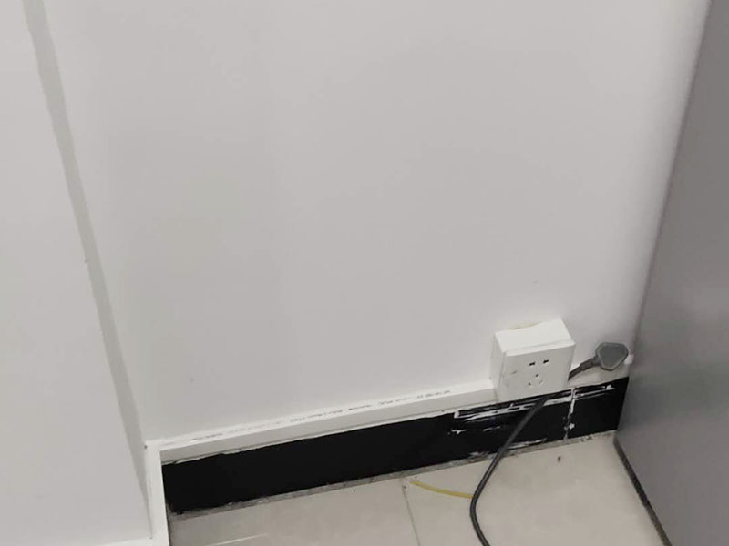 插座開關(guān)明裝布線:首先我們要認(rèn)識(shí)插座的明裝和暗裝，明裝的是安裝底盒在墻體表面暴露出來的，暗裝的是把安裝底盒裝在墻體內(nèi)，表面看不露出部分。根椐底合上的四個(gè)固定孔位，在需要安裝的墻面上做好標(biāo)記，選擇螺絲相同大小的沖擊鉆頭用沖擊鉆在墻上打孔。在孔里打入膨脹螺絲。確定能夠把自攻螺絲牢固的抓住。 用四個(gè)自攻螺絲把底盒固定到墻上。