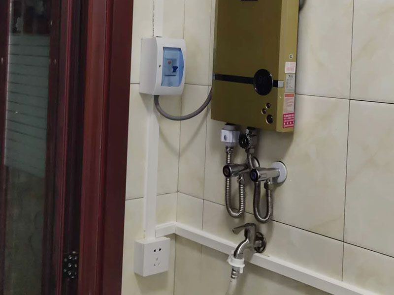 插座開關(guān)明裝布線:首先我們要認(rèn)識(shí)插座的明裝和暗裝，明裝的是安裝底盒在墻體表面暴露出來的，暗裝的是把安裝底盒裝在墻體內(nèi)，表面看不露出部分。根椐底合上的四個(gè)固定孔位，在需要安裝的墻面上做好標(biāo)記，選擇螺絲相同大小的沖擊鉆頭用沖擊鉆在墻上打孔。在孔里打入膨脹螺絲。確定能夠把自攻螺絲牢固的抓住。 用四個(gè)自攻螺絲把底盒固定到墻上。