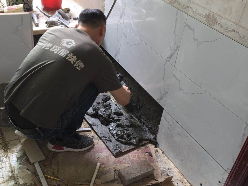 墻面瓷磚局部更換:1、先檢查需要更bai換的瓷磚周圍的瓷磚是否存在空鼓脫du層、是否有暗埋的水電暖管線，如果存在空鼓脫層，建議和開裂的瓷磚一起進(jìn)行鏟除更換，如果需要更換的瓷磚底下有暗埋的水電管管線，在砸磚的時(shí)候應(yīng)避開該區(qū)域。 2、將需要更換的瓷磚與周圍的瓷磚接縫處的填縫劑采用鏟刀或壁紙刀刮除干凈； 　　3、采用切割機(jī)沿需要更換的瓷磚的對(duì)角線進(jìn)行切割，注意不要到瓷磚的四個(gè)角（離角10公分左右），然后用錘子從瓷磚的中間砸開，然后用錘子和撬杠逐步從瓷磚的中心部位往四周敲砸瓷磚，直至需要更換的瓷磚全部取下。切割及砸磚的時(shí)，需要注意好力度，防止過猛對(duì)其他的部位造成損傷。 　　4、將基層部位松動(dòng)的水泥砂漿渣土清理干凈，如屬于有防水要求的墻面，對(duì)該部位涂刷堵漏靈，然后再進(jìn)行瓷磚的補(bǔ)貼工作。