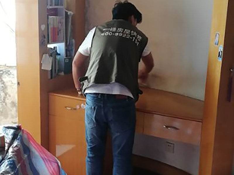 老房墻面翻新保護(hù)：如果原墻是乳膠漆，且基礎(chǔ)強(qiáng)度較好，經(jīng)簡單打毛修補(bǔ)后可以直接刷漆，但要注意不要破壞原墻漆膜的完整性，也不要用比原墻乳膠漆附著力好太多的乳膠漆，否則容易起皮脫落；如果原墻是刮瓷，則必須產(chǎn)掉重做，其實在這方面只要掌握一個原則，即同等性質(zhì)才能翻新，否則就必須重來。 如果原墻面的漆已經(jīng)不好了的話，再刷上乳膠漆會把以前的乳膠漆泡下來，可以選鮮呼吸SBS強(qiáng)力膠、鮮呼吸卓越型白膠，再刮一遍膩子打磨后再刷乳膠漆。另外，如果經(jīng)濟(jì)條件允許，而你對原墻質(zhì)量又不滿意的話，建議最好重做。因為墻面的處理是整個裝修過程中最骯臟的部分，千萬不要圖省事，否則以后會很麻煩。