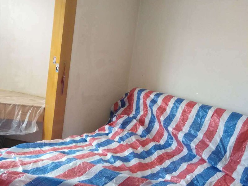 老房墻面翻新保護(hù)：如果原墻是乳膠漆，且基礎(chǔ)強(qiáng)度較好，經(jīng)簡單打毛修補(bǔ)后可以直接刷漆，但要注意不要破壞原墻漆膜的完整性，也不要用比原墻乳膠漆附著力好太多的乳膠漆，否則容易起皮脫落；如果原墻是刮瓷，則必須產(chǎn)掉重做，其實在這方面只要掌握一個原則，即同等性質(zhì)才能翻新，否則就必須重來。 如果原墻面的漆已經(jīng)不好了的話，再刷上乳膠漆會把以前的乳膠漆泡下來，可以選鮮呼吸SBS強(qiáng)力膠、鮮呼吸卓越型白膠，再刮一遍膩子打磨后再刷乳膠漆。另外，如果經(jīng)濟(jì)條件允許，而你對原墻質(zhì)量又不滿意的話，建議最好重做。因為墻面的處理是整個裝修過程中最骯臟的部分，千萬不要圖省事，否則以后會很麻煩。