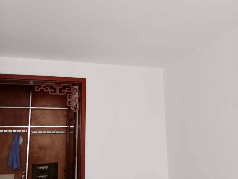 墻面乳膠漆粉刷：在裝修前，施工人員都要提前做好油漆的準(zhǔn)備工作，一般包括油漆涂漆環(huán)境的清理、家具的保護(hù)措施等，比如在門、窗框最好粘貼一層分色紙，木柜、隔板的家具外面最好有一層報(bào)紙包裹著，這樣就可以避免油漆滴落在家具表面被弄臟的情況發(fā)生。在對(duì)油漆施工完后，為了讓墻面保持光滑，我們需要對(duì)墻面進(jìn)行打磨，在墻面打磨的時(shí)候，我們可以用手觸摸墻面，看看墻面是否光滑，然后在用質(zhì)地較松軟的膩?zhàn)舆M(jìn)行再次處理，然后在清掃一遍墻面。施工人員在完成了上述步驟后，業(yè)主就可以驗(yàn)收啦，在驗(yàn)收時(shí)，一定要仔細(xì)檢查墻面以及墻面周圍是否干凈清潔，還有其他的地方是否有油漆的痕跡等。