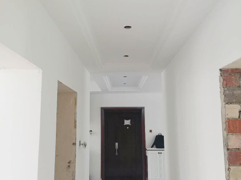 全屋墻面翻新：舊墻的基本處理包括清理舊墻面原有的乳膠漆和膩子層的鏟除、木裝修、其他表面裝飾物（如壁紙）的拆除，如果只是裝修了一兩年的墻面，墻面的膩子可以不用鏟除，用鋼刷和砂紙打磨墻面后就可以重新涂刷乳膠漆，如果裝修時間較長的就需要將膩子層鏟除后再進(jìn)行后續(xù)工序。切記舊墻面一定要進(jìn)行處理，不能直接涂刷，粉化嚴(yán)重的墻面要鏟除后，抹上一層白水泥，再進(jìn)行涂刷。 墻面涂刷底漆的作用是抗堿防潮、封固基材、保護(hù)面漆，提高面漆的質(zhì)感和遮蓋力。如果沒有刷底漆就直接上面漆的話，時間一長墻面就容易起泡、發(fā)霉，經(jīng)陽光長時間照射也會發(fā)生墻面變色的情況。 在墻面修補(bǔ)時，我們要盡量避免色差，因此要注意按照油漆桶的配比、涂刷，最好估算好用量。一次準(zhǔn)備好足夠的量，這樣才能保證墻面顏色的一致，也能避免用量不足重新調(diào)配出的顏色有差異。