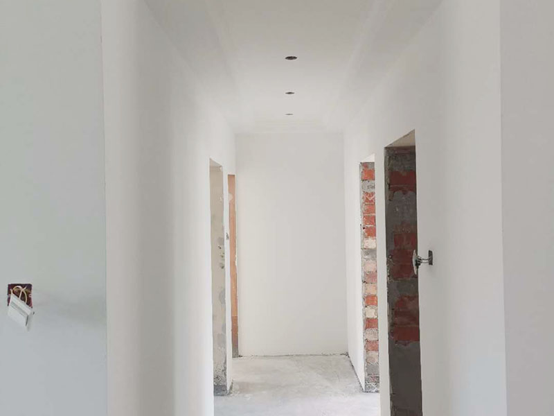 全屋墻面翻新：舊墻的基本處理包括清理舊墻面原有的乳膠漆和膩子層的鏟除、木裝修、其他表面裝飾物（如壁紙）的拆除，如果只是裝修了一兩年的墻面，墻面的膩子可以不用鏟除，用鋼刷和砂紙打磨墻面后就可以重新涂刷乳膠漆，如果裝修時間較長的就需要將膩子層鏟除后再進(jìn)行后續(xù)工序。切記舊墻面一定要進(jìn)行處理，不能直接涂刷，粉化嚴(yán)重的墻面要鏟除后，抹上一層白水泥，再進(jìn)行涂刷。 墻面涂刷底漆的作用是抗堿防潮、封固基材、保護(hù)面漆，提高面漆的質(zhì)感和遮蓋力。如果沒有刷底漆就直接上面漆的話，時間一長墻面就容易起泡、發(fā)霉，經(jīng)陽光長時間照射也會發(fā)生墻面變色的情況。 在墻面修補(bǔ)時，我們要盡量避免色差，因此要注意按照油漆桶的配比、涂刷，最好估算好用量。一次準(zhǔn)備好足夠的量，這樣才能保證墻面顏色的一致，也能避免用量不足重新調(diào)配出的顏色有差異。