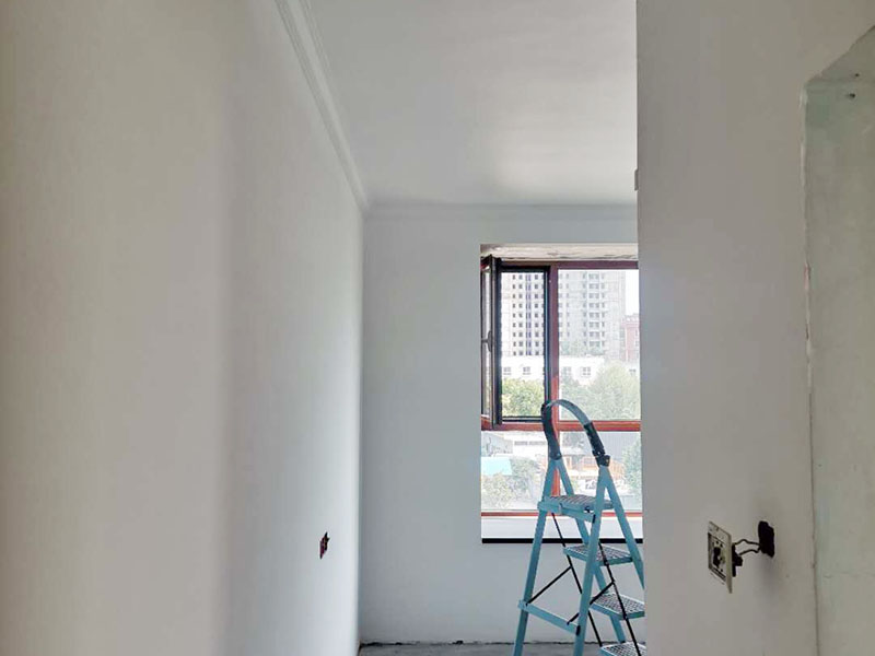 全屋墻面翻新：舊墻的基本處理包括清理舊墻面原有的乳膠漆和膩子層的鏟除、木裝修、其他表面裝飾物（如壁紙）的拆除，如果只是裝修了一兩年的墻面，墻面的膩子可以不用鏟除，用鋼刷和砂紙打磨墻面后就可以重新涂刷乳膠漆，如果裝修時間較長的就需要將膩子層鏟除后再進(jìn)行后續(xù)工序。切記舊墻面一定要進(jìn)行處理，不能直接涂刷，粉化嚴(yán)重的墻面要鏟除后，抹上一層白水泥，再進(jìn)行涂刷。 墻面涂刷底漆的作用是抗堿防潮、封固基材、保護(hù)面漆，提高面漆的質(zhì)感和遮蓋力。如果沒有刷底漆就直接上面漆的話，時間一長墻面就容易起泡、發(fā)霉，經(jīng)陽光長時間照射也會發(fā)生墻面變色的情況。 在墻面修補(bǔ)時，我們要盡量避免色差，因此要注意按照油漆桶的配比、涂刷，最好估算好用量。一次準(zhǔn)備好足夠的量，這樣才能保證墻面顏色的一致，也能避免用量不足重新調(diào)配出的顏色有差異。