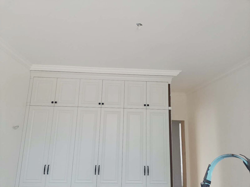 全屋墻面翻新：舊墻的基本處理包括清理舊墻面原有的乳膠漆和膩子層的鏟除、木裝修、其他表面裝飾物（如壁紙）的拆除，如果只是裝修了一兩年的墻面，墻面的膩子可以不用鏟除，用鋼刷和砂紙打磨墻面后就可以重新涂刷乳膠漆，如果裝修時間較長的就需要將膩子層鏟除后再進(jìn)行后續(xù)工序。切記舊墻面一定要進(jìn)行處理，不能直接涂刷，粉化嚴(yán)重的墻面要鏟除后，抹上一層白水泥，再進(jìn)行涂刷。 墻面涂刷底漆的作用是抗堿防潮、封固基材、保護(hù)面漆，提高面漆的質(zhì)感和遮蓋力。如果沒有刷底漆就直接上面漆的話，時間一長墻面就容易起泡、發(fā)霉，經(jīng)陽光長時間照射也會發(fā)生墻面變色的情況。 在墻面修補(bǔ)時，我們要盡量避免色差，因此要注意按照油漆桶的配比、涂刷，最好估算好用量。一次準(zhǔn)備好足夠的量，這樣才能保證墻面顏色的一致，也能避免用量不足重新調(diào)配出的顏色有差異。