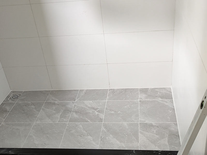 衛(wèi)生間貼磚裝修：衛(wèi)生間墻磚的規(guī)格一定要與鋪貼面積協(xié)調(diào)衛(wèi)生間墻磚的規(guī)格不宜過大,規(guī)格過大的墻磚會給人一種不協(xié)調(diào)的感覺,而小尺寸的墻磚裝飾效果則更好,在一定程度上可以增加衛(wèi)生間的空間感。 在進行衛(wèi)生間墻磚鋪貼之前一定要做好排磚方案鋪貼前一定要做排磚方案,盡量不要出現(xiàn)小于墻磚三分之一的窄列。確須切割,瓷磚經(jīng)過切割后以剩下大于三分之二的為宜。 了解水電布線走向在鋪貼之前一定要記住墻面水管電線的走向,最好將電路、水路的走線圖保存好。而且一定要進行一次閉水、閉電實驗,以免出現(xiàn)漏水、漏電的情況。