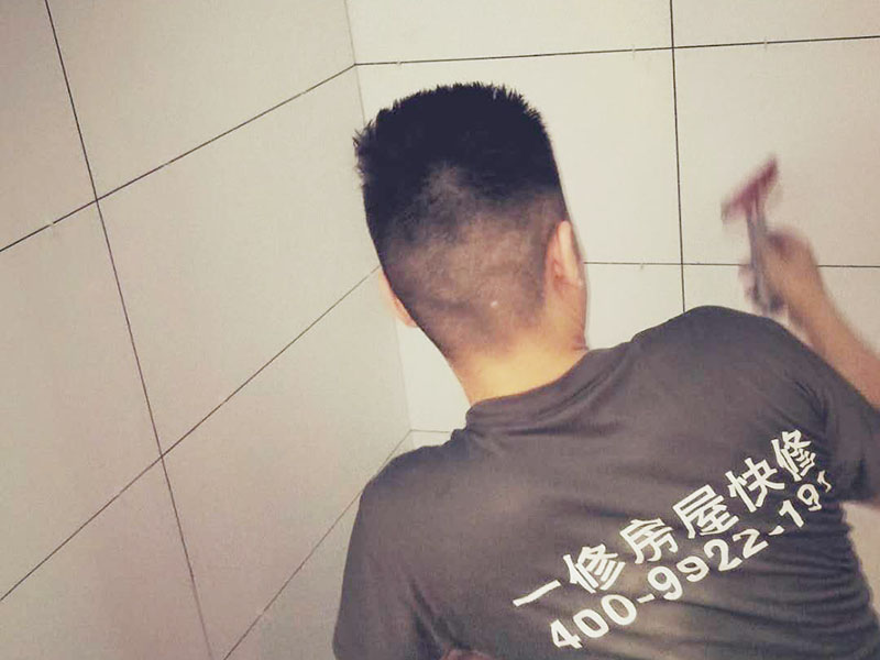 衛(wèi)生間貼磚裝修：衛(wèi)生間墻磚的規(guī)格一定要與鋪貼面積協(xié)調(diào)衛(wèi)生間墻磚的規(guī)格不宜過大,規(guī)格過大的墻磚會給人一種不協(xié)調(diào)的感覺,而小尺寸的墻磚裝飾效果則更好,在一定程度上可以增加衛(wèi)生間的空間感。 在進行衛(wèi)生間墻磚鋪貼之前一定要做好排磚方案鋪貼前一定要做排磚方案,盡量不要出現(xiàn)小于墻磚三分之一的窄列。確須切割,瓷磚經(jīng)過切割后以剩下大于三分之二的為宜。 了解水電布線走向在鋪貼之前一定要記住墻面水管電線的走向,最好將電路、水路的走線圖保存好。而且一定要進行一次閉水、閉電實驗,以免出現(xiàn)漏水、漏電的情況。