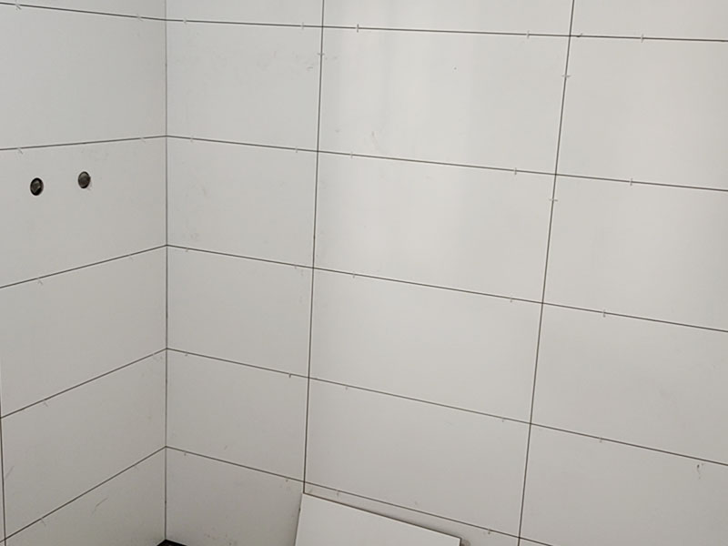 衛(wèi)生間貼磚裝修：衛(wèi)生間墻磚的規(guī)格一定要與鋪貼面積協(xié)調(diào)衛(wèi)生間墻磚的規(guī)格不宜過大,規(guī)格過大的墻磚會給人一種不協(xié)調(diào)的感覺,而小尺寸的墻磚裝飾效果則更好,在一定程度上可以增加衛(wèi)生間的空間感。 在進行衛(wèi)生間墻磚鋪貼之前一定要做好排磚方案鋪貼前一定要做排磚方案,盡量不要出現(xiàn)小于墻磚三分之一的窄列。確須切割,瓷磚經(jīng)過切割后以剩下大于三分之二的為宜。 了解水電布線走向在鋪貼之前一定要記住墻面水管電線的走向,最好將電路、水路的走線圖保存好。而且一定要進行一次閉水、閉電實驗,以免出現(xiàn)漏水、漏電的情況。