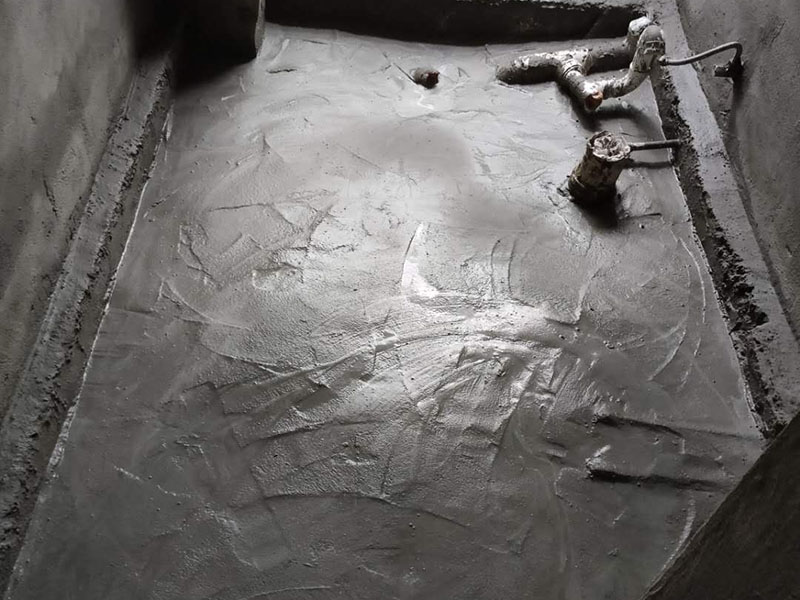 衛(wèi)生間貼磚裝修：衛(wèi)生間墻磚的規(guī)格一定要與鋪貼面積協(xié)調(diào)衛(wèi)生間墻磚的規(guī)格不宜過大,規(guī)格過大的墻磚會給人一種不協(xié)調(diào)的感覺,而小尺寸的墻磚裝飾效果則更好,在一定程度上可以增加衛(wèi)生間的空間感。 在進行衛(wèi)生間墻磚鋪貼之前一定要做好排磚方案鋪貼前一定要做排磚方案,盡量不要出現(xiàn)小于墻磚三分之一的窄列。確須切割,瓷磚經(jīng)過切割后以剩下大于三分之二的為宜。 了解水電布線走向在鋪貼之前一定要記住墻面水管電線的走向,最好將電路、水路的走線圖保存好。而且一定要進行一次閉水、閉電實驗,以免出現(xiàn)漏水、漏電的情況。