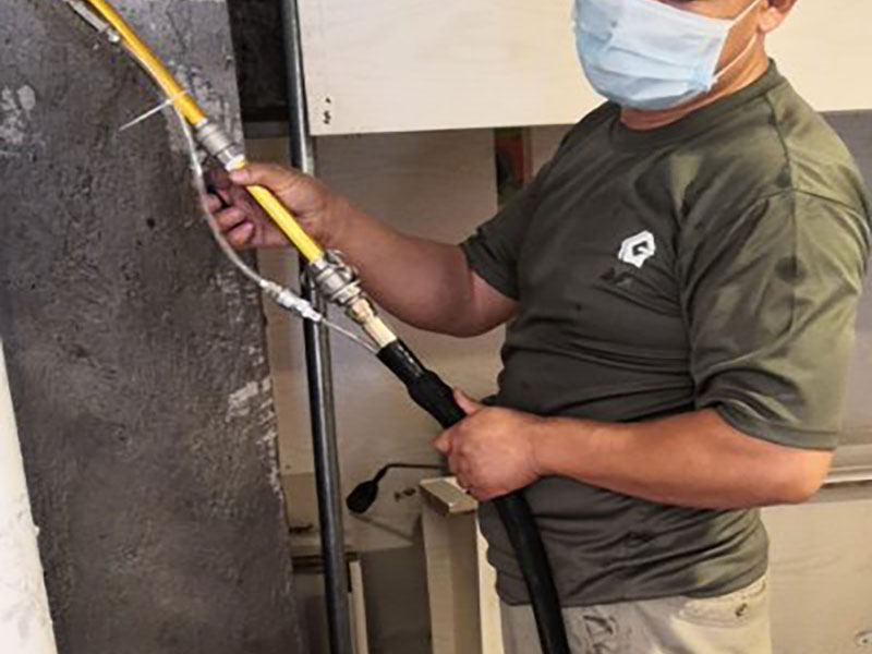 煙道檢查漏煙維修:第一，看看煙道口和連接口之間是不是有較大的縫隙，這樣的話您用玻璃膠之類的粘一下就好了；第二，您檢查一下，連接口處的扇葉有沒有損壞，如果是這個原因您需要維修連接口。 裝隔離翻板(賣煙機或廚具的地方有賣)要徹底根治油煙機返味、倒煙的問題，就應(yīng)從返味、倒煙的源頭治理，因為油煙及難聞的氣體是從排煙道返入室內(nèi)的，就應(yīng)在排煙口處安裝密封的止逆閥，自已家的油煙可以出去，而別人家的油煙味進不來。