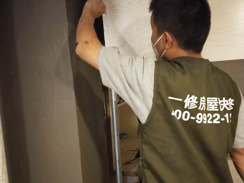 煙道檢查漏煙維修:第一，看看煙道口和連接口之間是不是有較大的縫隙，這樣的話您用玻璃膠之類的粘一下就好了；第二，您檢查一下，連接口處的扇葉有沒有損壞，如果是這個原因您需要維修連接口。 裝隔離翻板(賣煙機或廚具的地方有賣)要徹底根治油煙機返味、倒煙的問題，就應(yīng)從返味、倒煙的源頭治理，因為油煙及難聞的氣體是從排煙道返入室內(nèi)的，就應(yīng)在排煙口處安裝密封的止逆閥，自已家的油煙可以出去，而別人家的油煙味進不來。